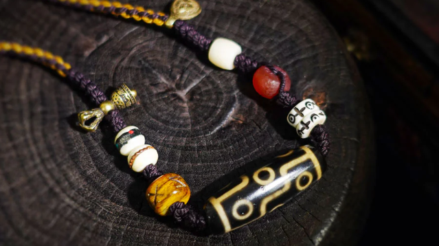 玄学赛道跨境出海10倍溢价：藏式水晶的高冷奢路线