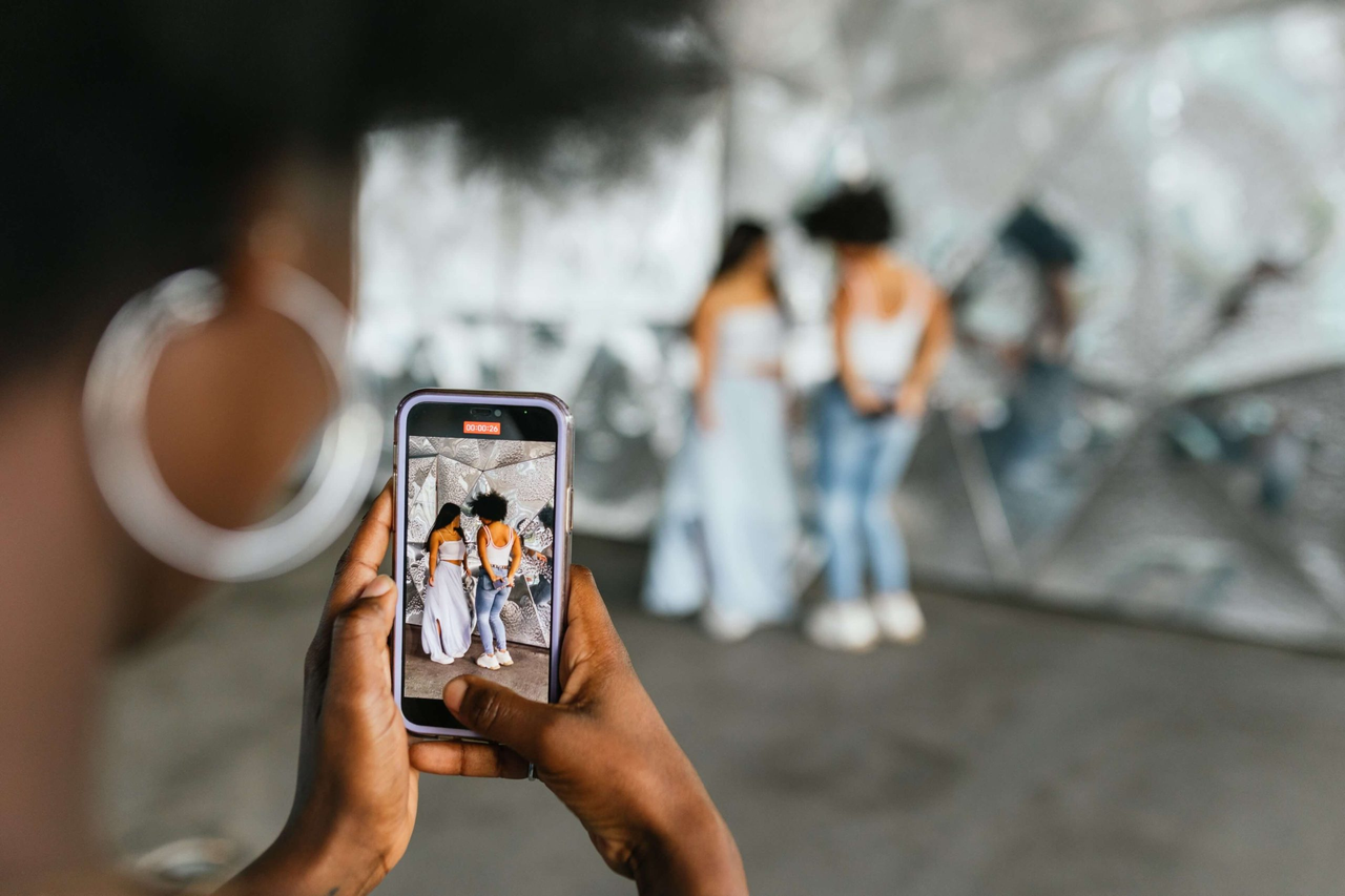 2025年12月品牌必看社媒趋势：AI如何帮你抓住年末情绪红利