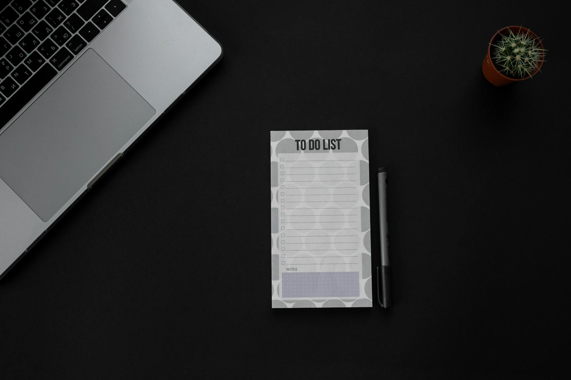 运营人员在电脑前整理商品标题结构和关键词顺序