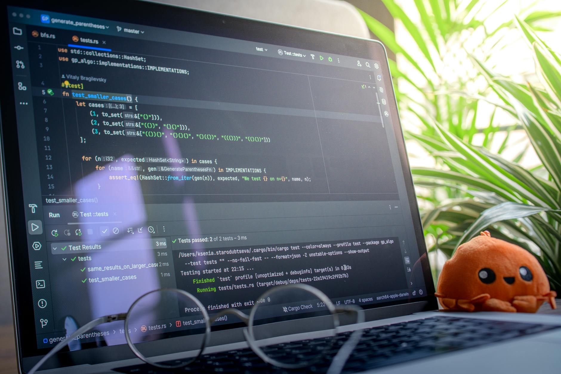 团队在试用运营软件并检查关键报表与权限设置