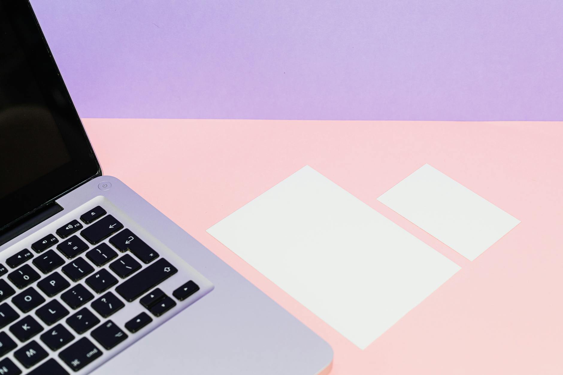 电脑屏幕展示电商标题模板表格与文案结构示意