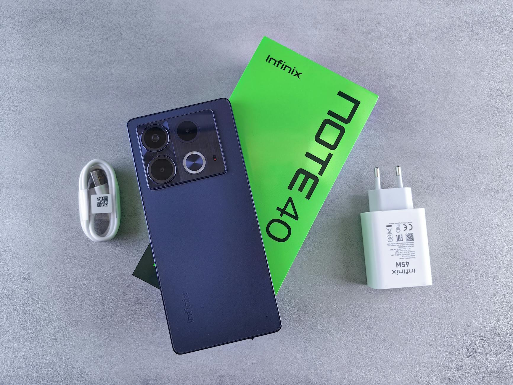 创作者正在拍摄产品开箱短视频