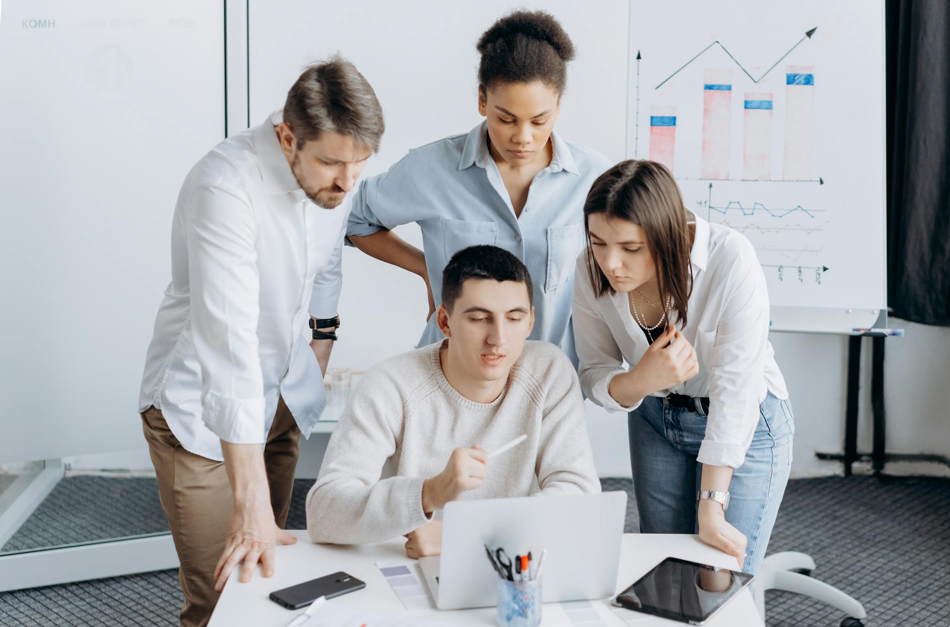 团队在电脑前对达人数据做筛选与分析