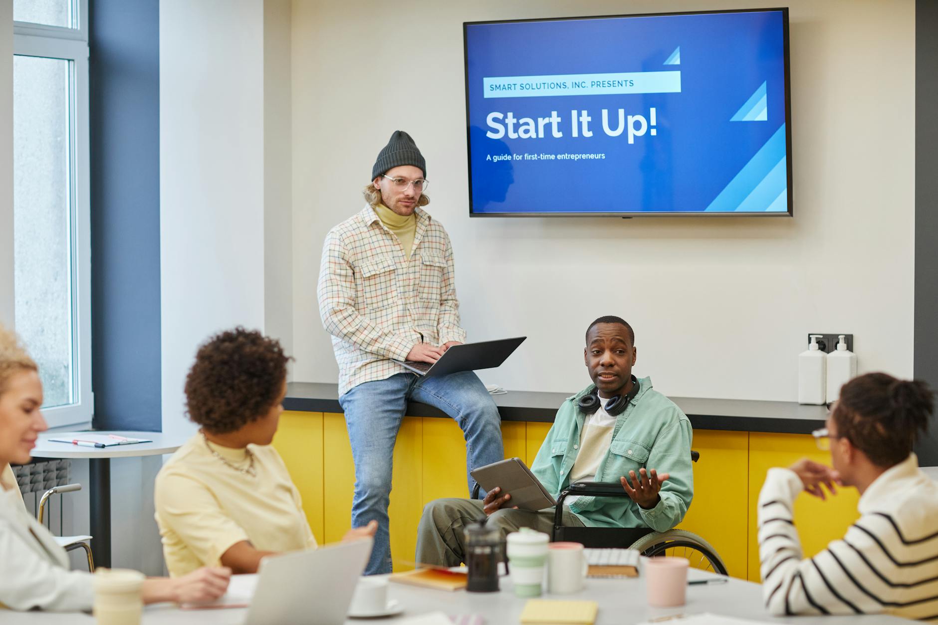 不同发展阶段的跨境电商团队讨论数据系统选型