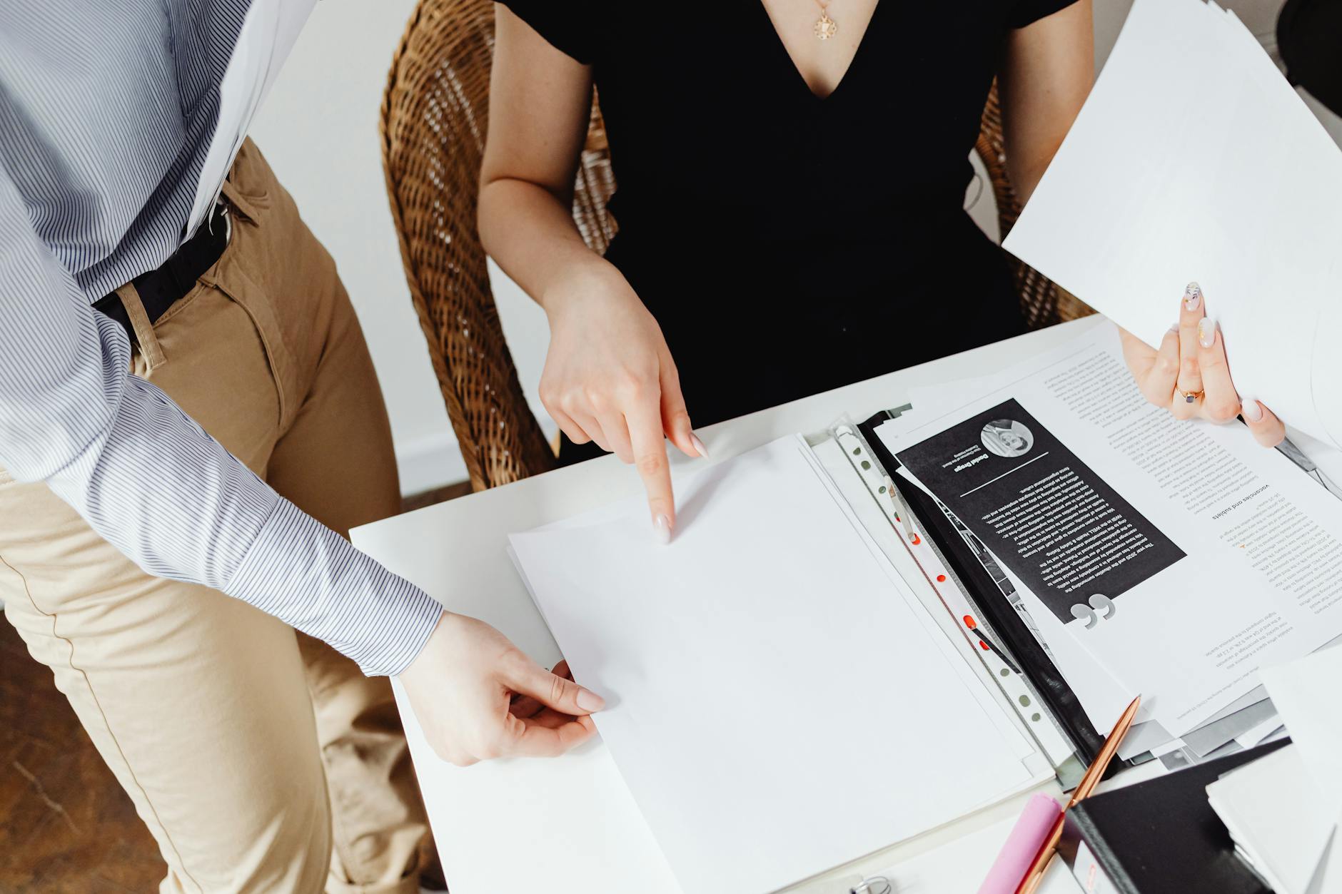 运营团队对达人内容反复修改的场景