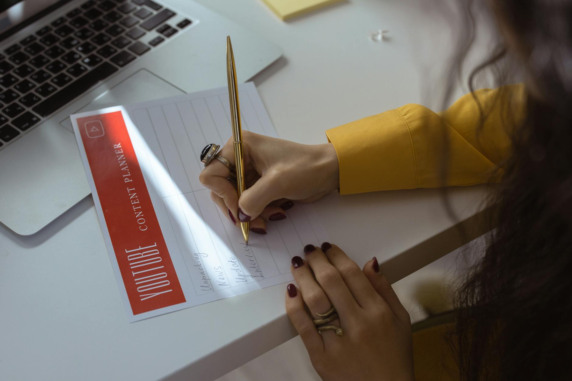 桌面上摆放着海外网红合作内容Brief与执行清单