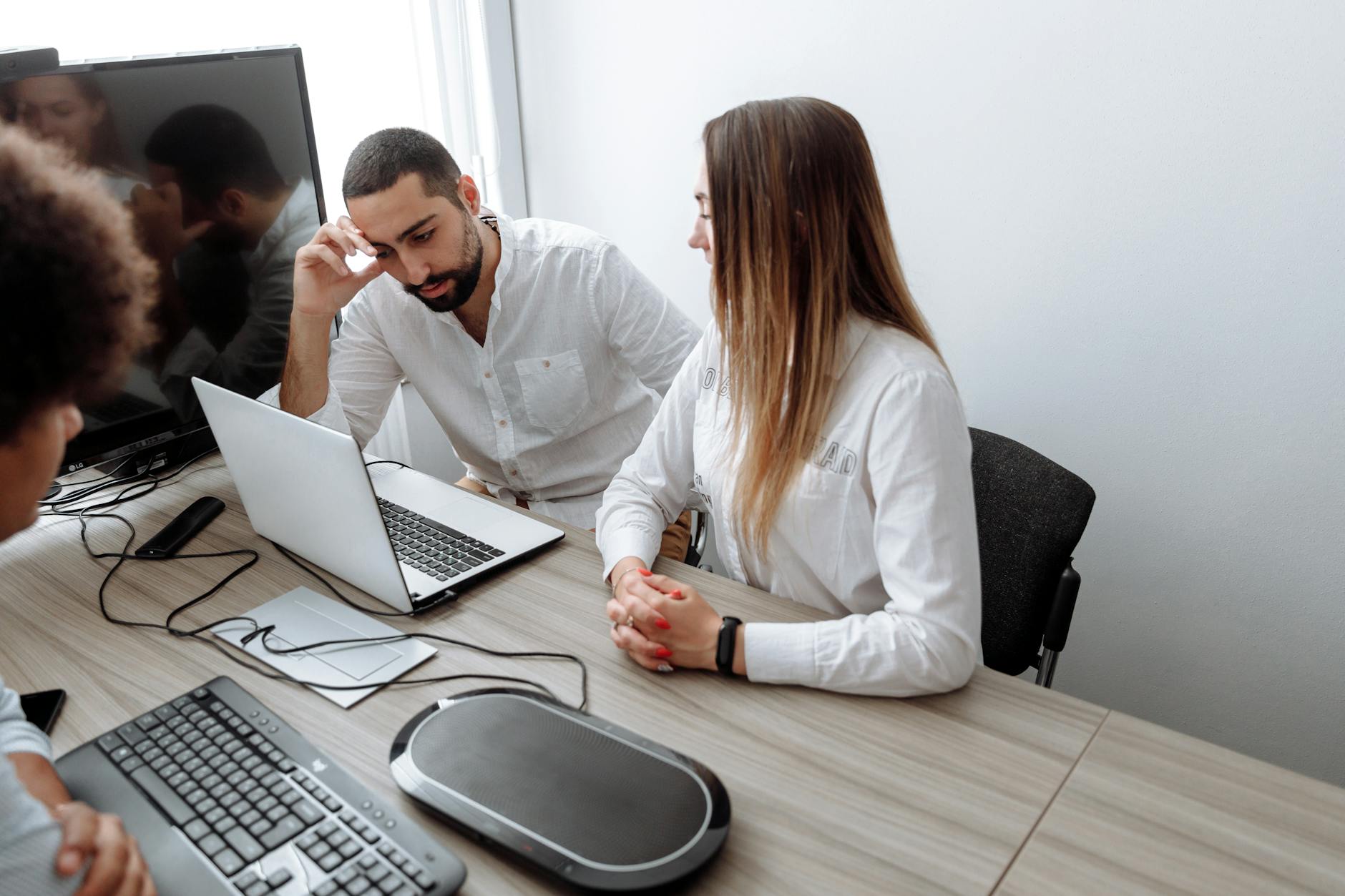 跨境电商运营在电脑前整理红人合作任务的工作场景