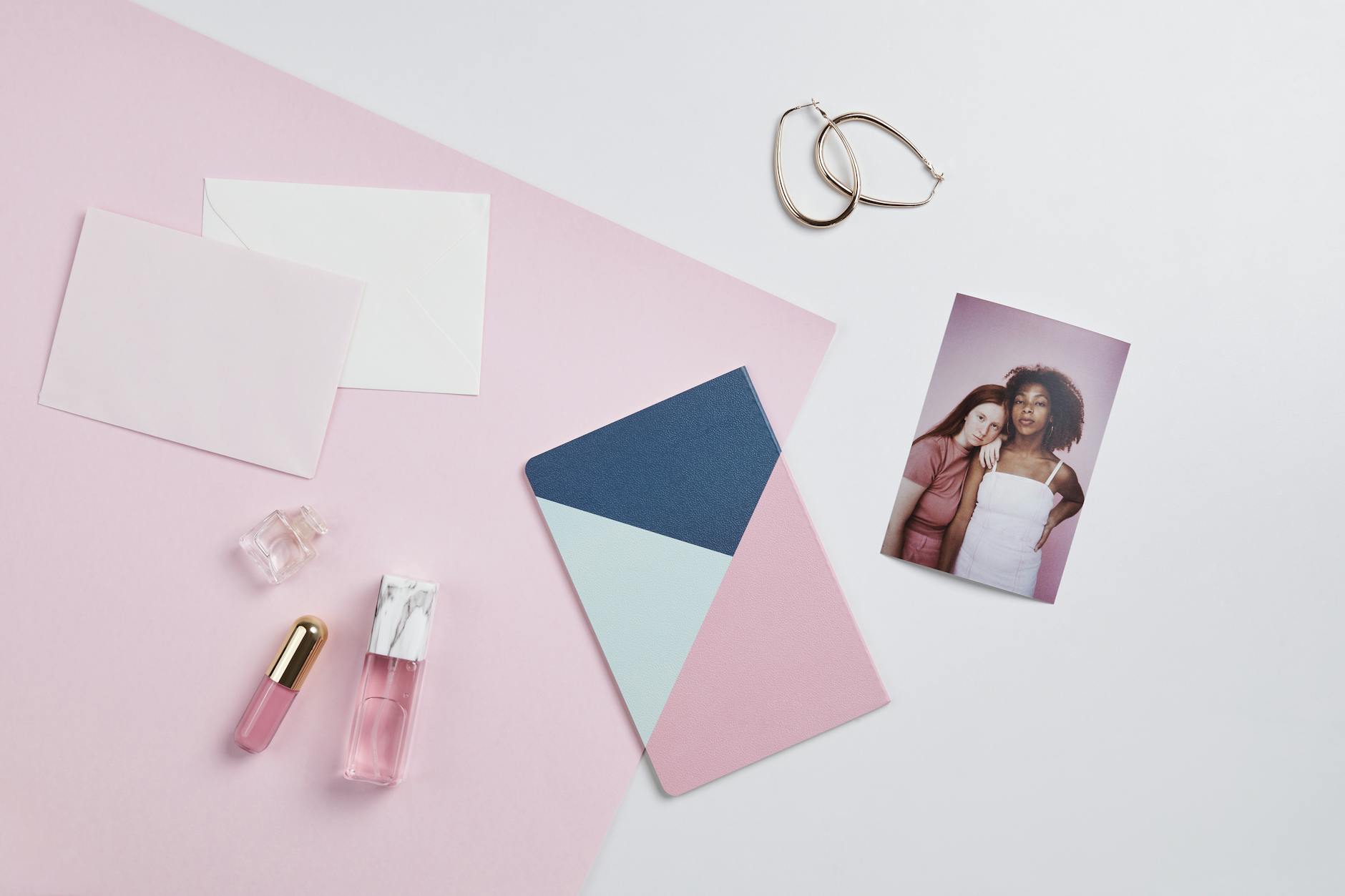 多种适合跨境销售的轻小件产品平铺展示