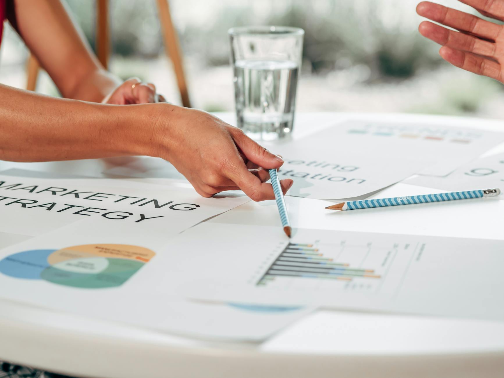 团队在会议中查看达人营销数据报表