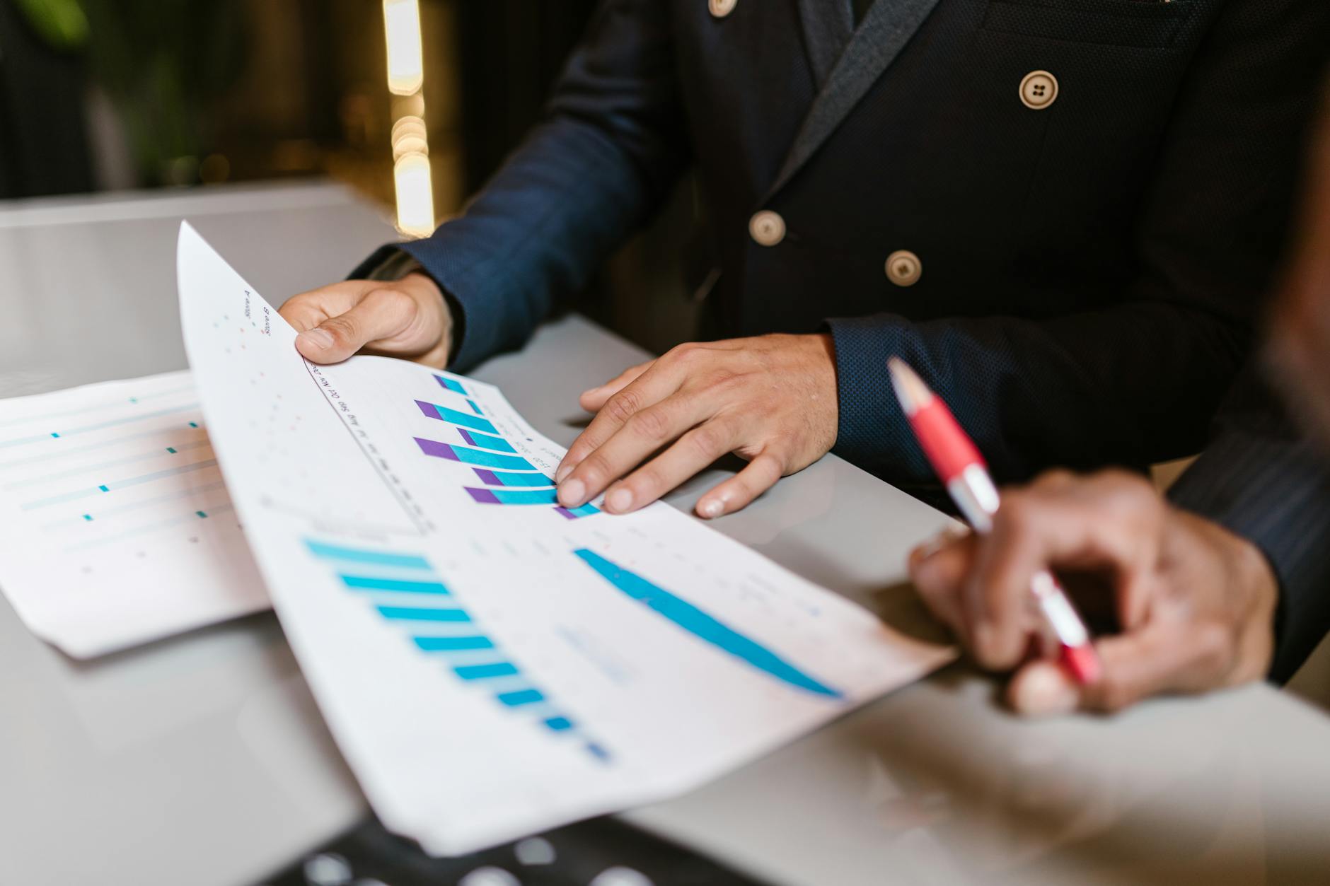 跨境电商团队查看达人营销数据看板与任务进度