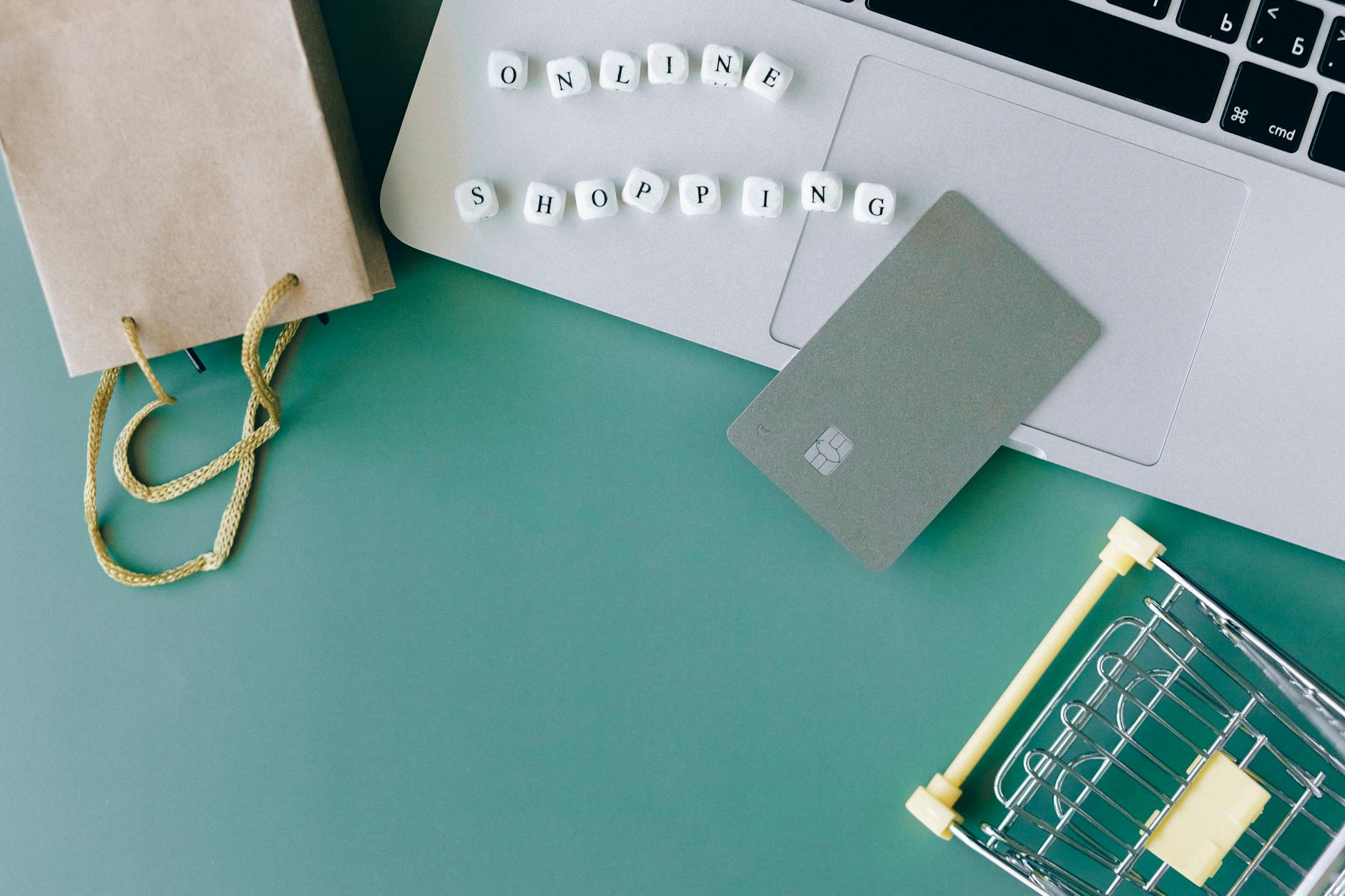 展示平台电商、独立站和短视频内容场景的趋势拼图图