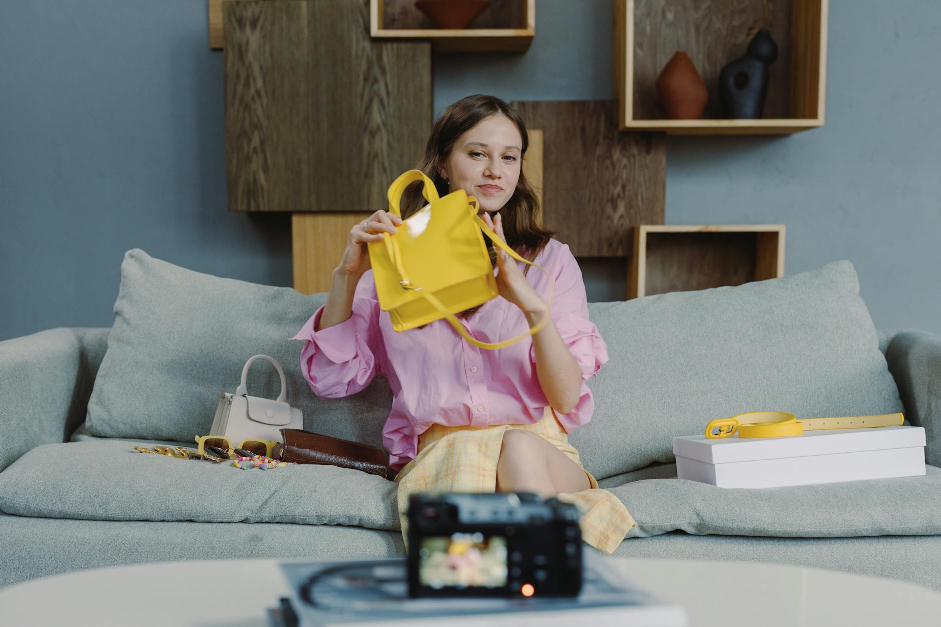 短视频与用户评价内容前置到独立站首页的示意图