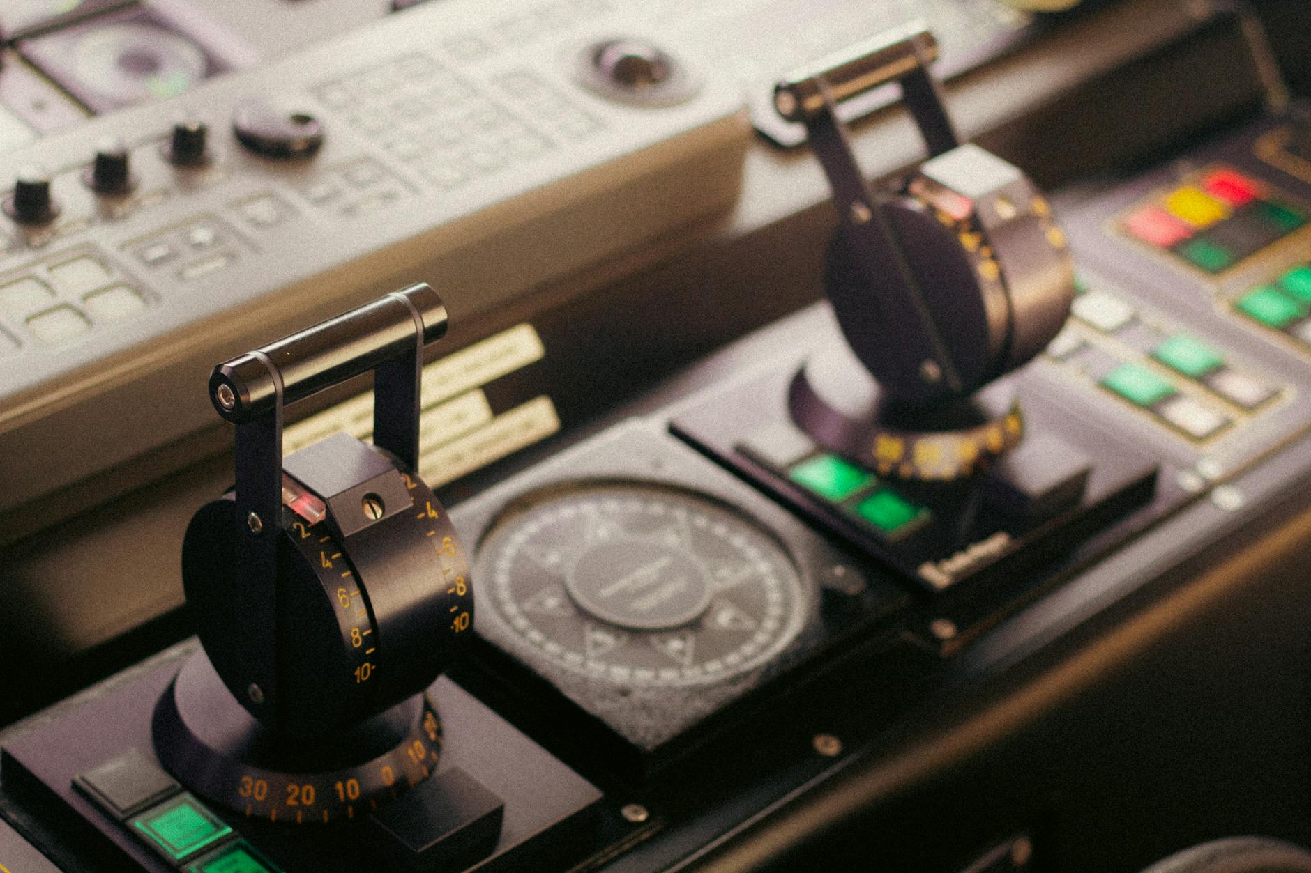 寄样物流跟踪与内容发布时间管理界面示意