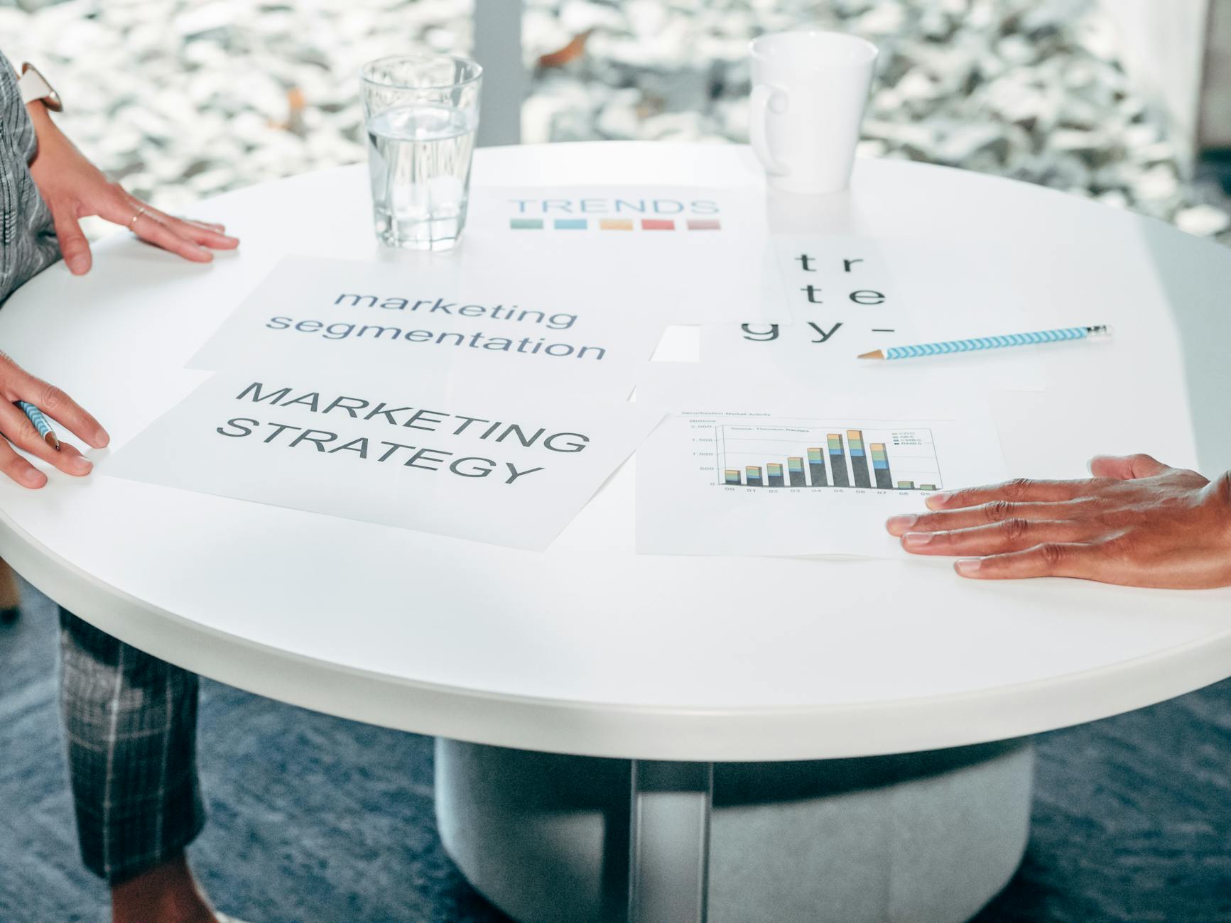 团队在会议室讨论代理和自建联模式对比