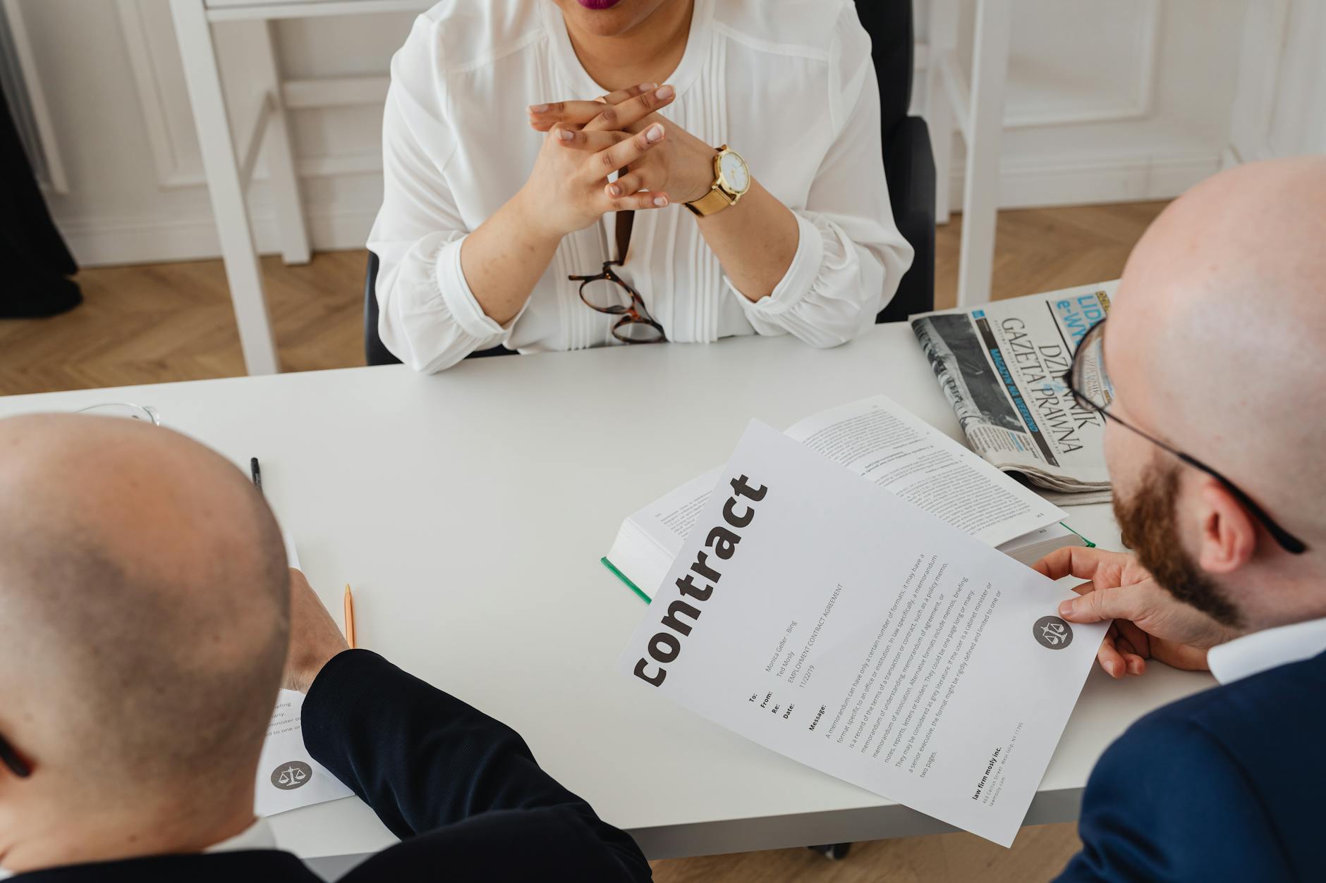 达人合作合同审核与结算条款检查场景