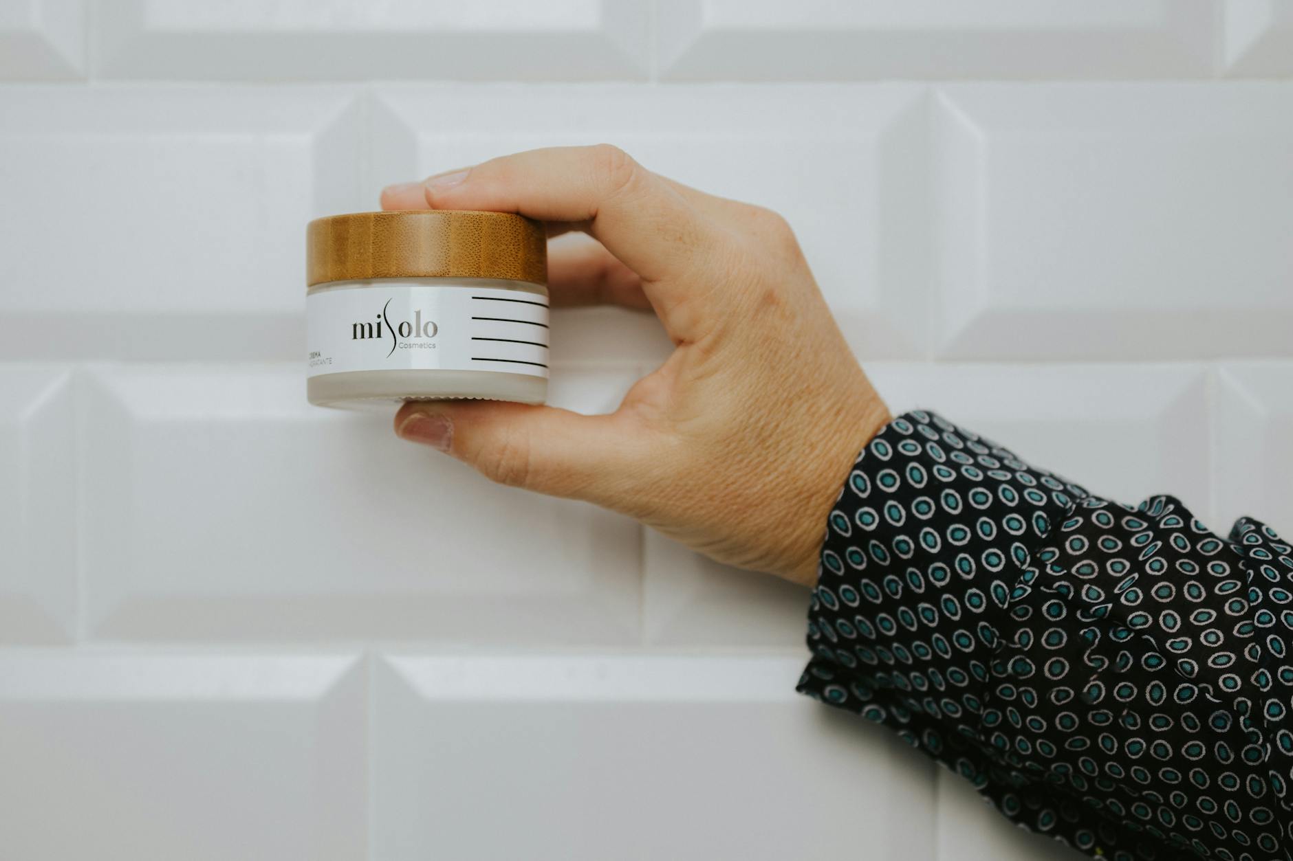 电商团队整理品牌素材与产品图片