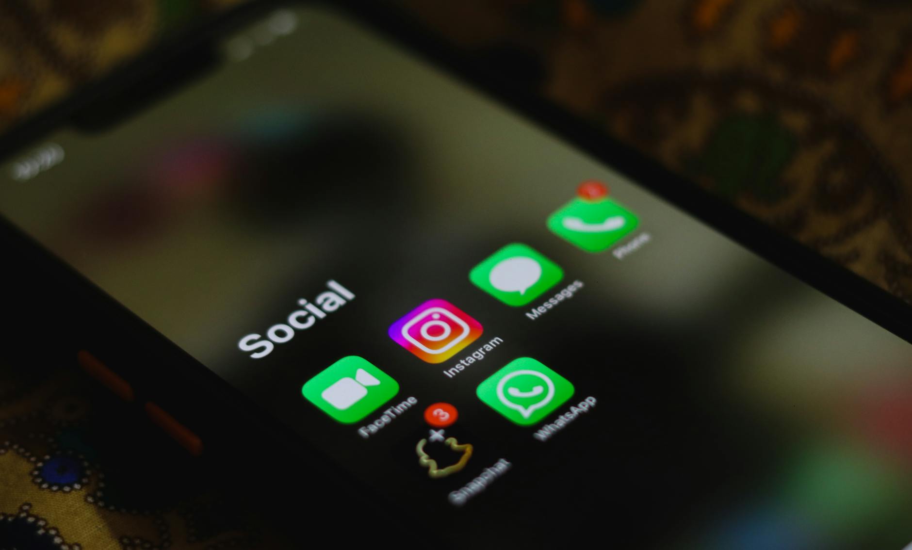 手机屏幕展示TikTok、Instagram、YouTube和Facebook等社交平台