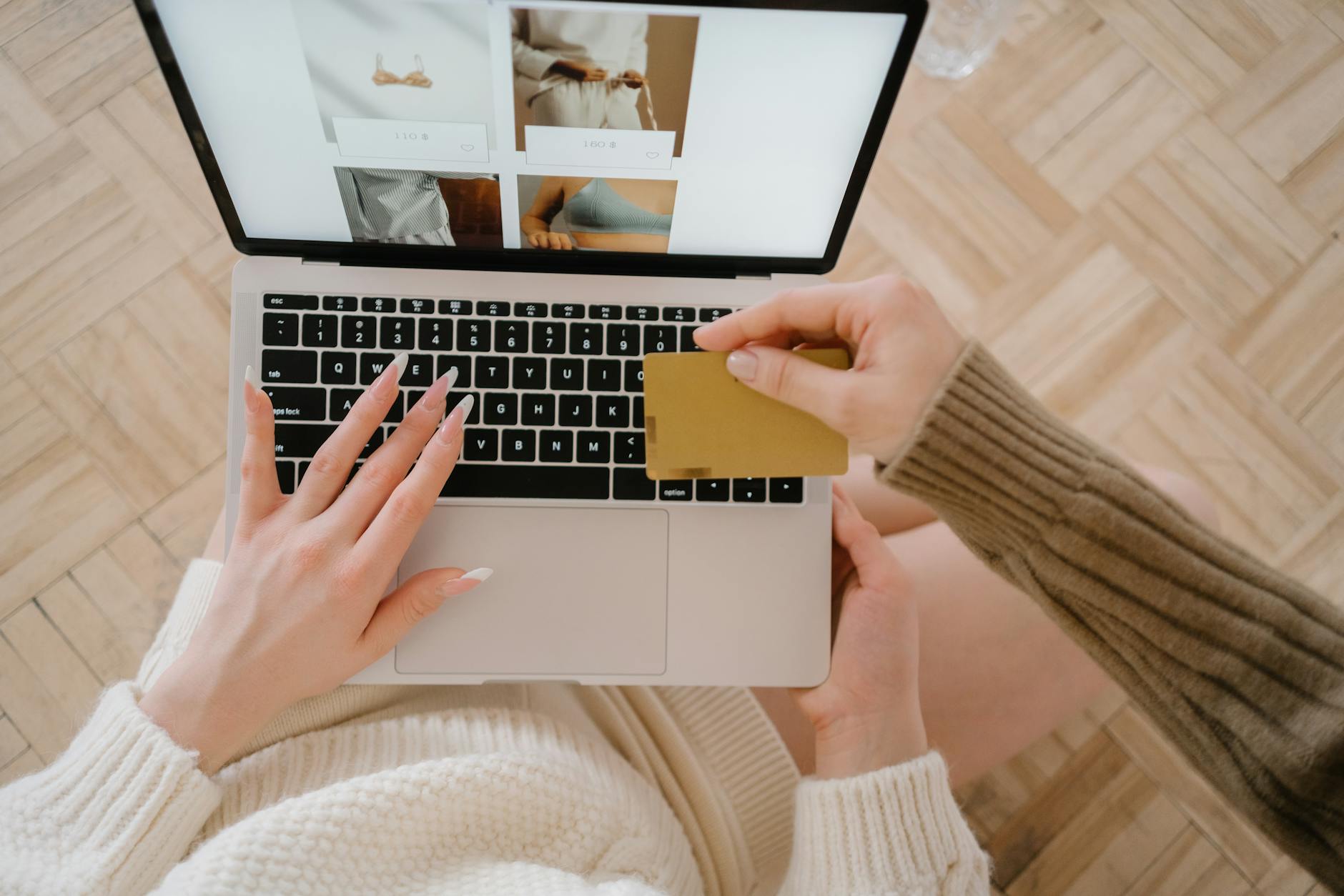 运营人员在电脑前分析 Amazon 与 Shopify 的商品销售策略