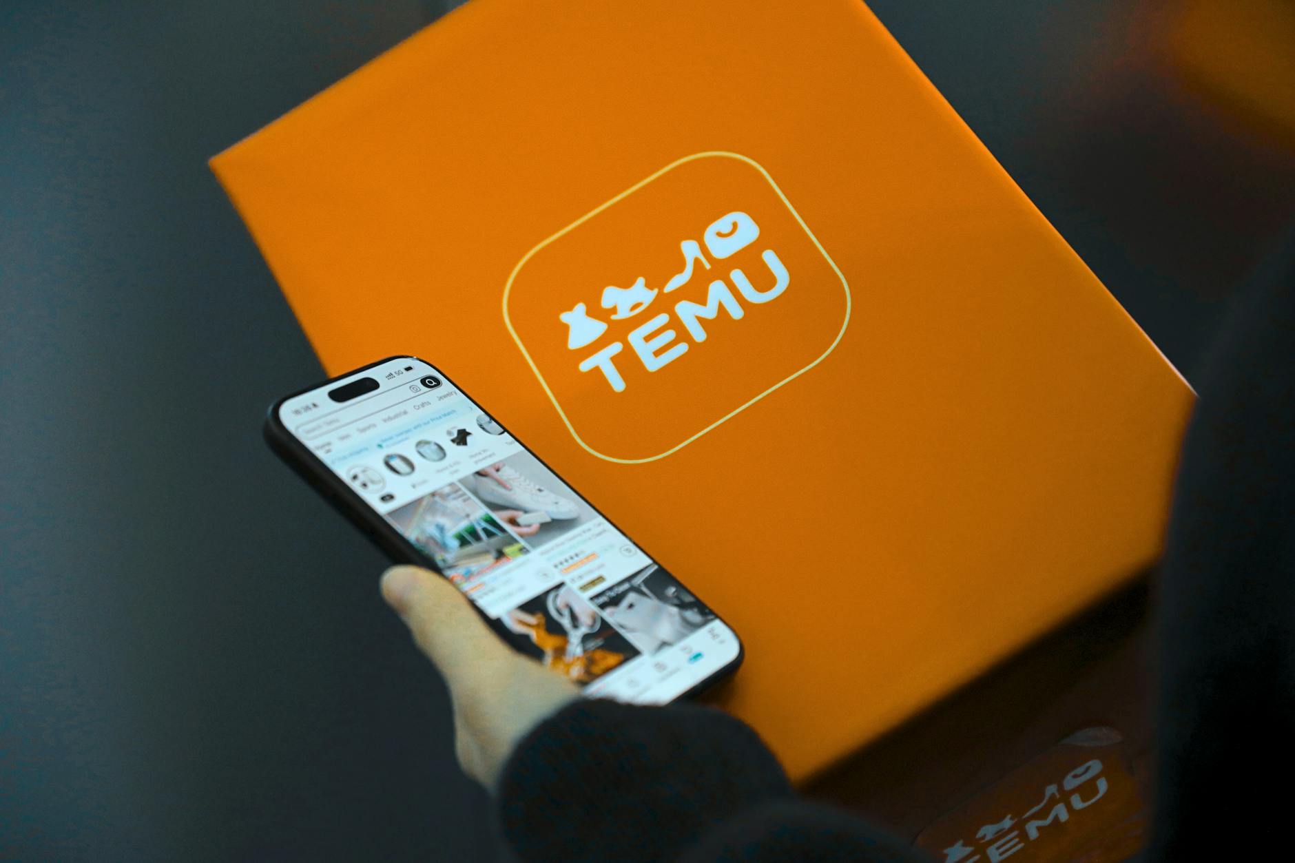 电商运营人员在移动端查看商品主图优化效果示意