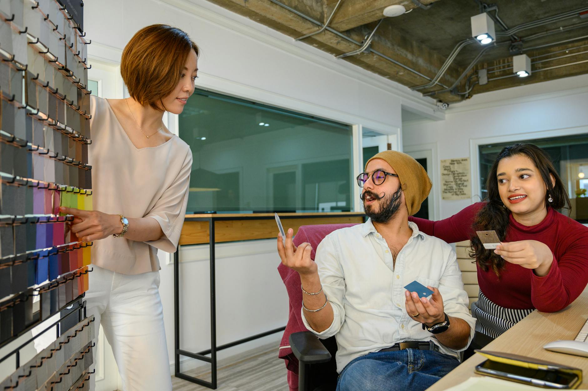 运营团队在讨论商品是否适合做AI视频带货