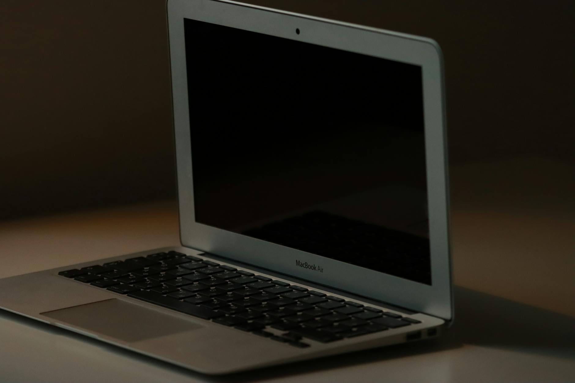 突出商品外观与卖点信息的笔记本产品展示图