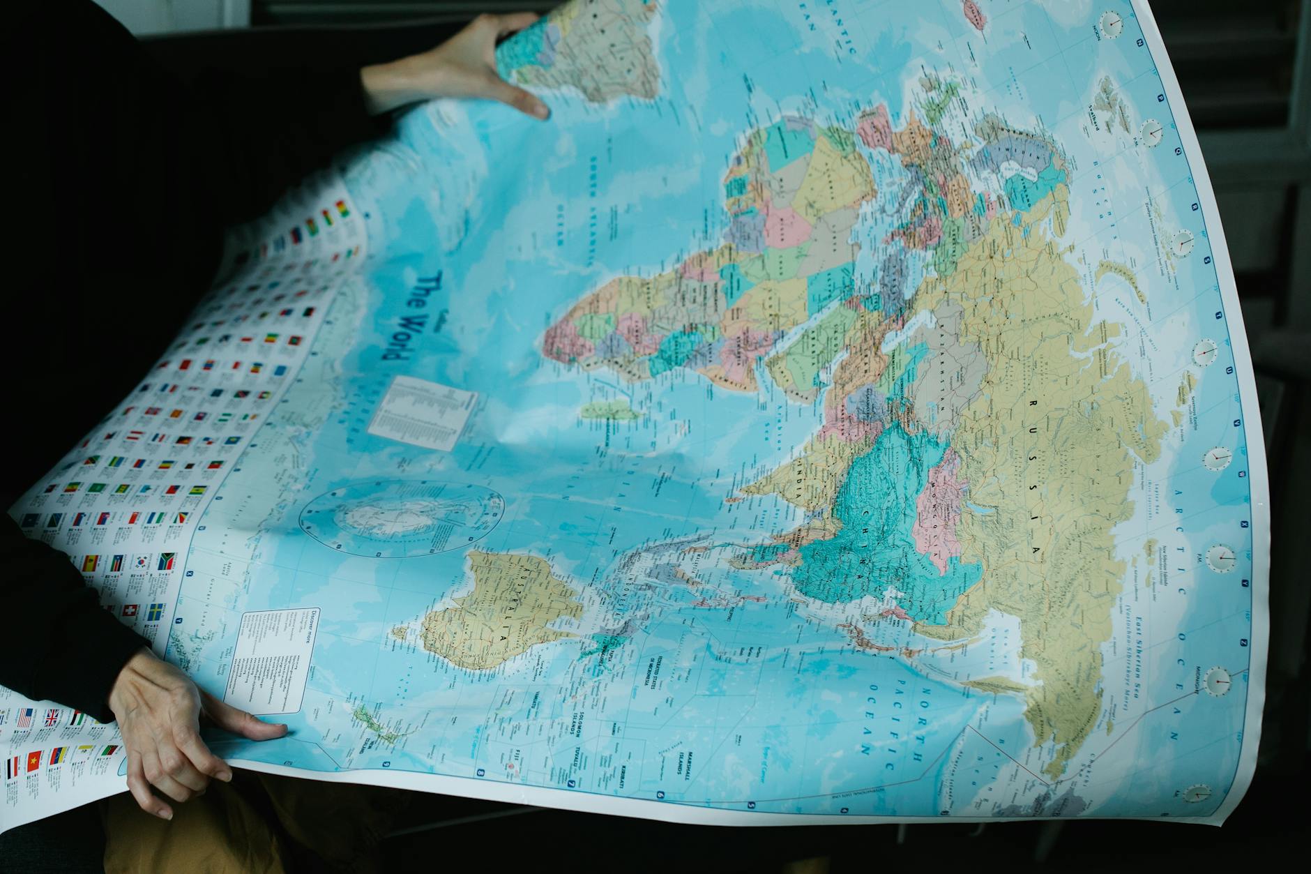 展示跨境电商多国市场布局的世界地图与物流概念图