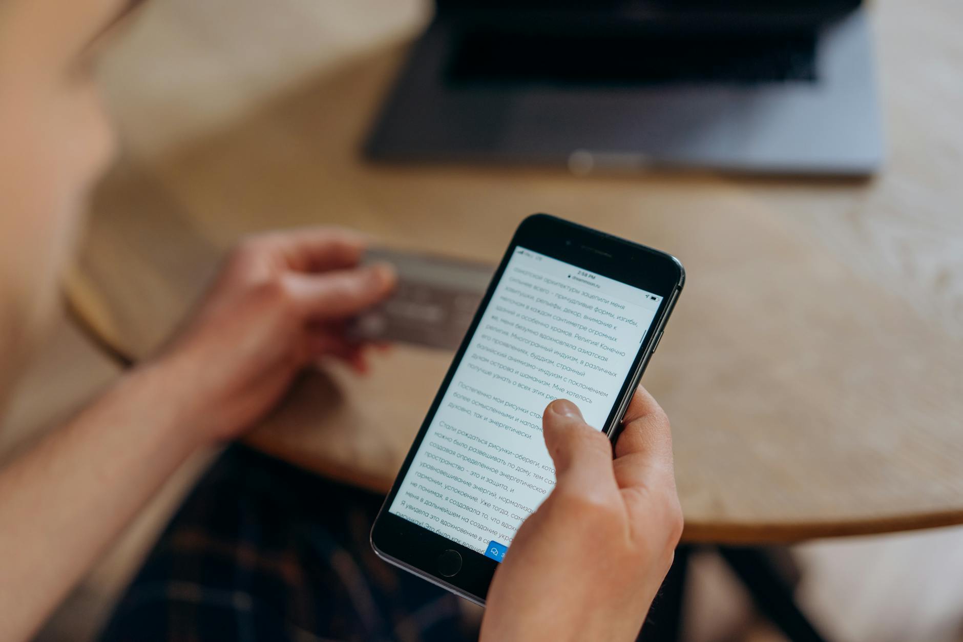 手机电商界面与社交平台数据对比示意