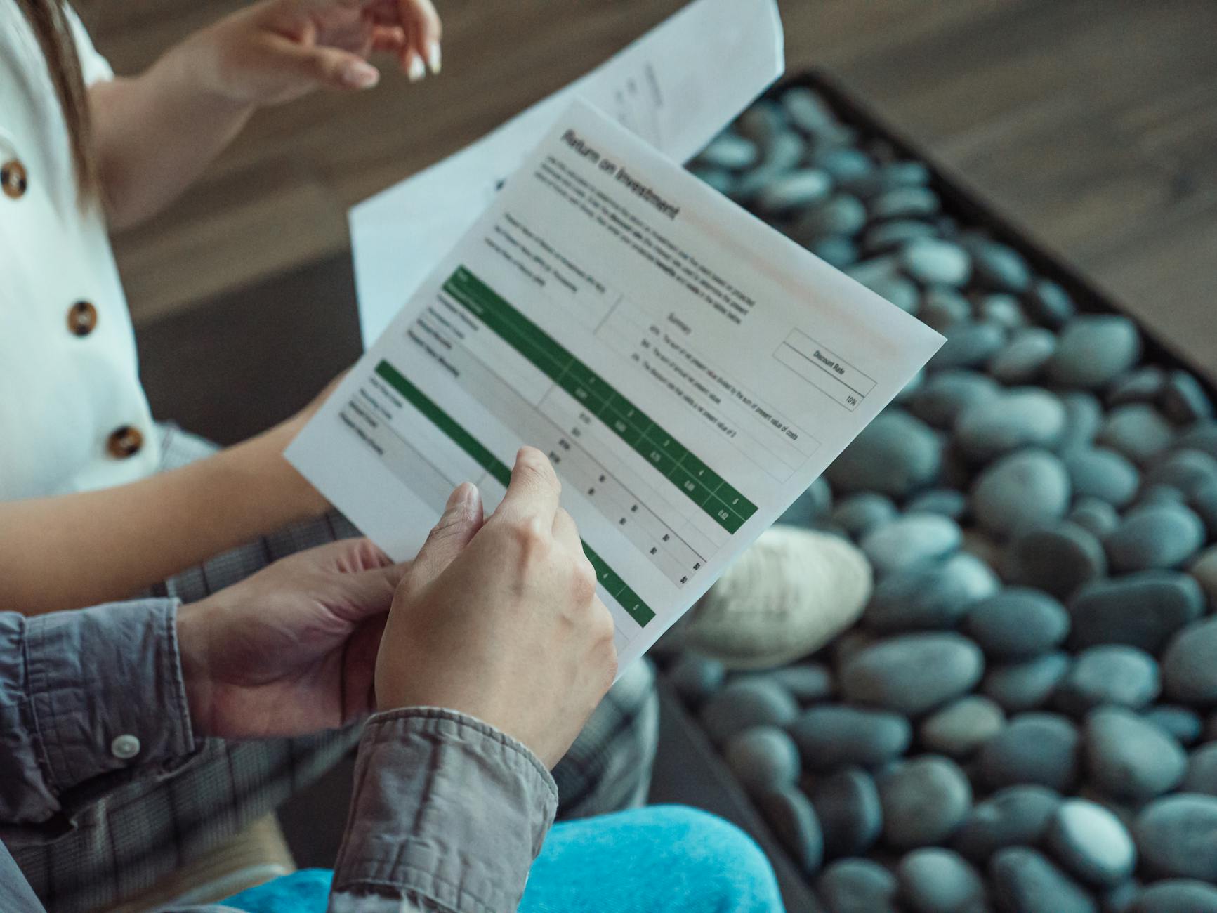 团队在会议中评估AI项目ROI与三年成本