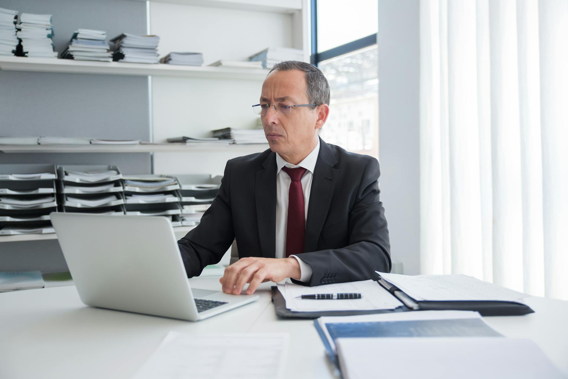 管理者在办公室评估 Listing 改版方案