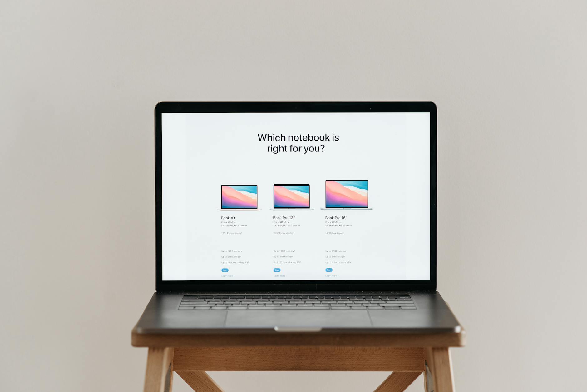 团队在电脑上比较多个候选产品的评分表