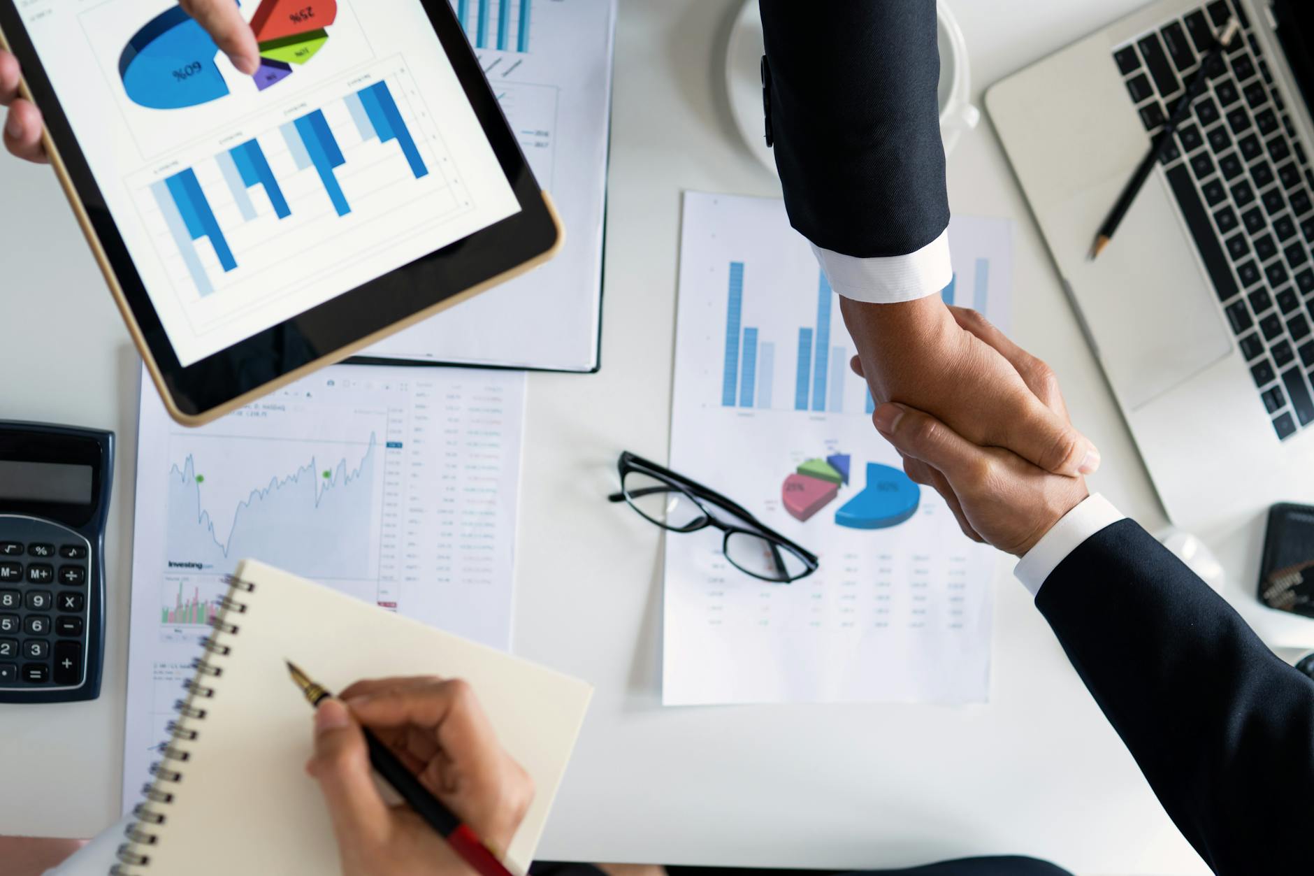 跨境团队在电脑前评估专利品是否值得做