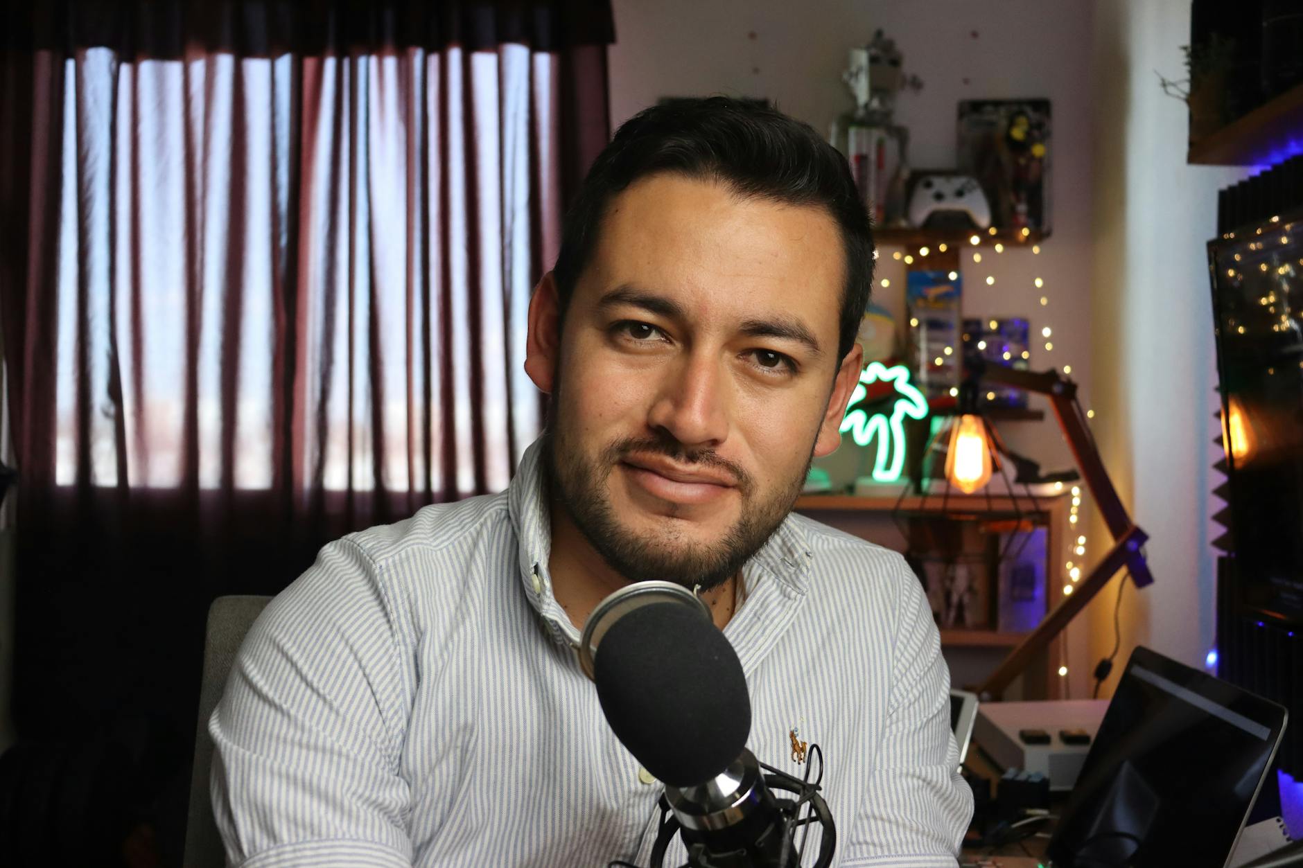 达人正在拍摄产品测评短视频