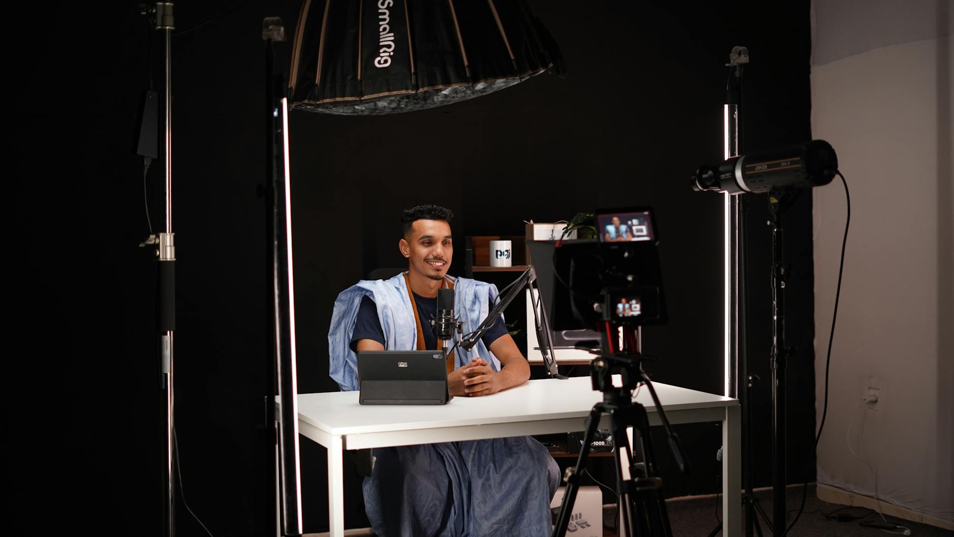 达人正在拍摄产品短视频内容