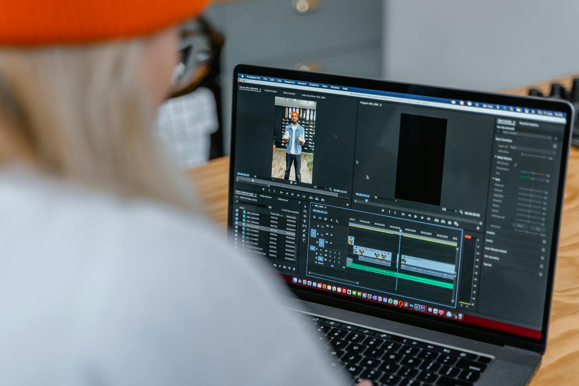 运营人员检查视频脚本与素材问题的画面