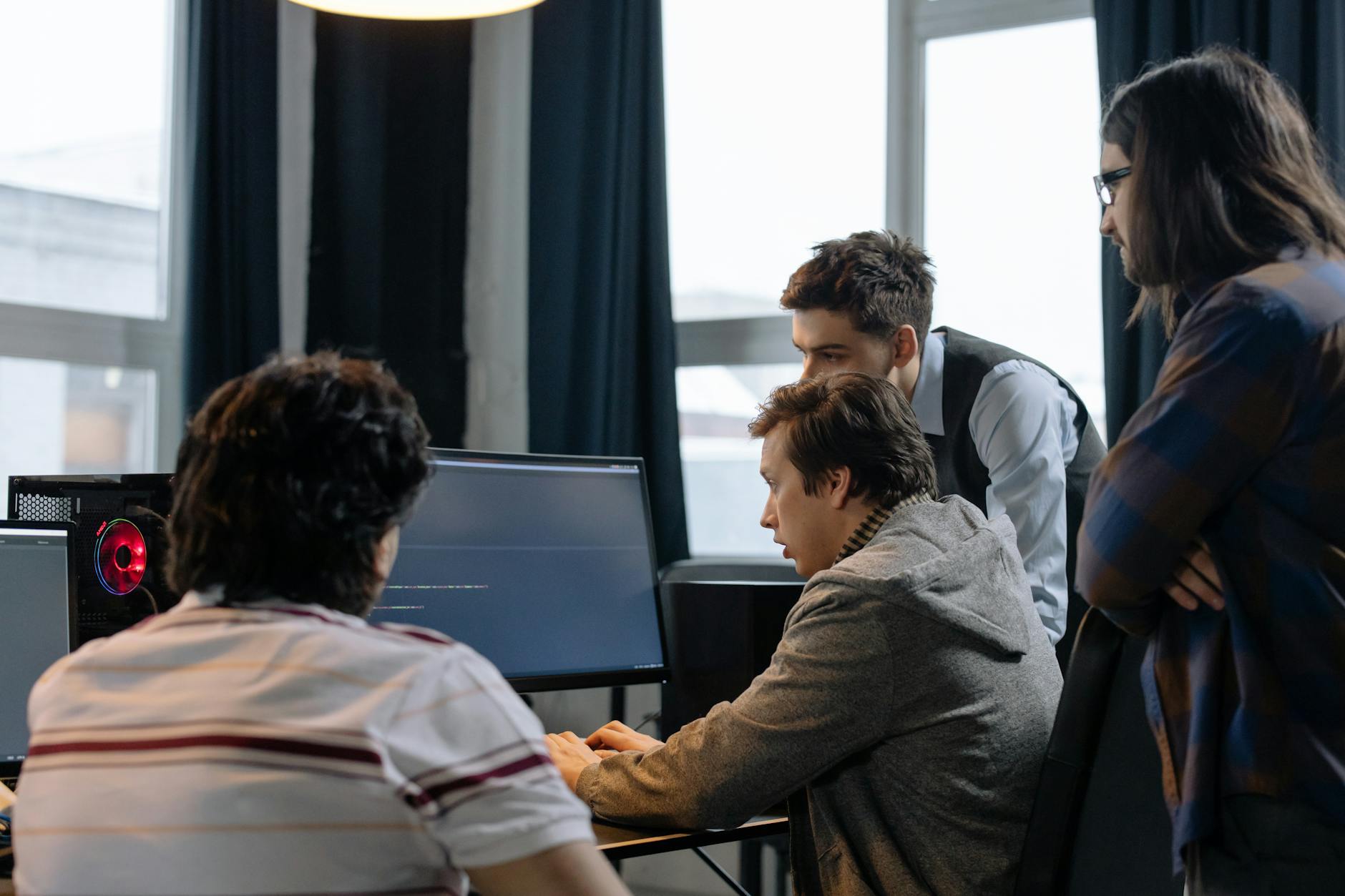 团队对多款软件进行试用评估的场景